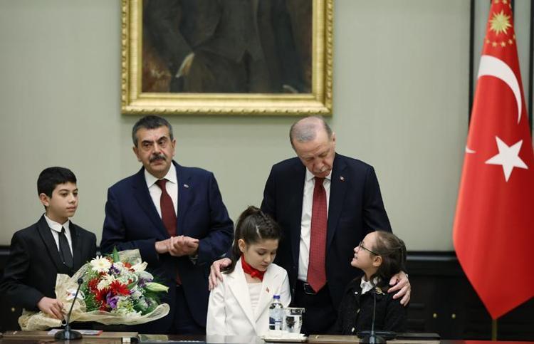 SERGİSİNE DAVET ETTİ