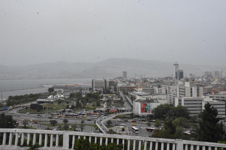 İZMİRDE ÇÖL TOZU BULUTU VAR