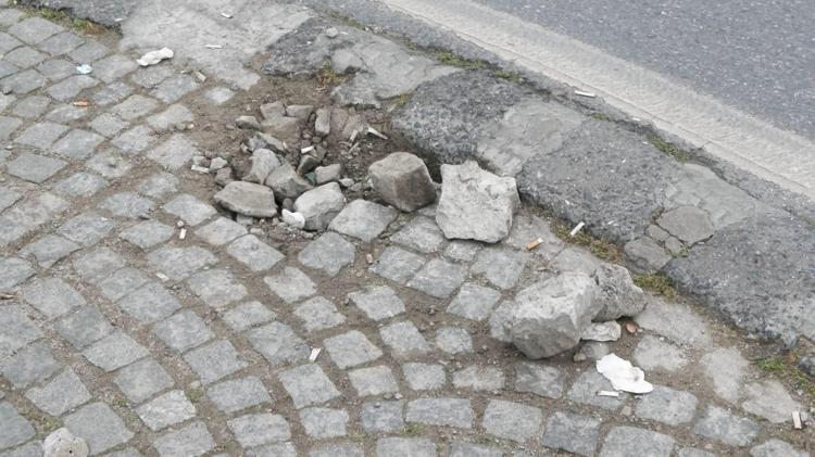 POLİS EKİPLERİNE TAŞ ATILDI