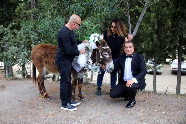 ‘EŞEKLERLE DÜET YAPTIM, HELALLEŞTİM’