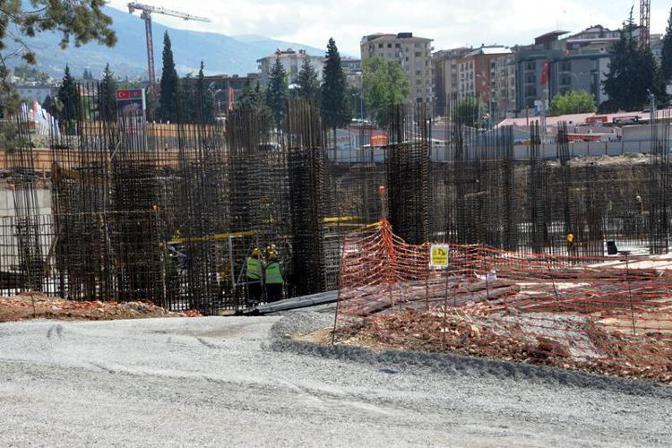 15 BİN 510 FORE KAZIK ÜZERİNE İNŞA EDİLİYOR