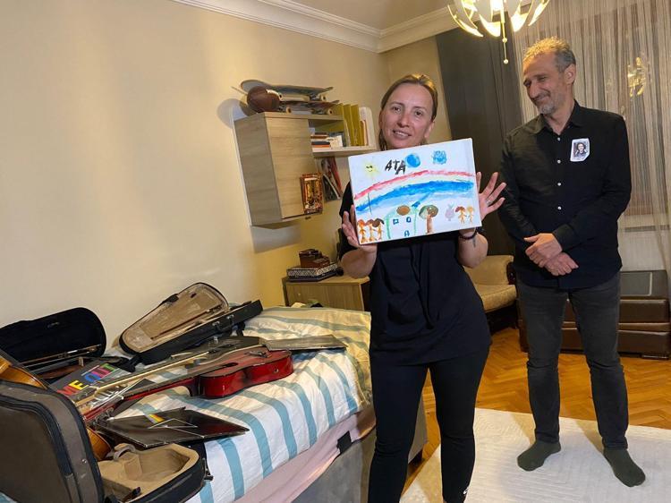 ANNESİNE HEDİYE ALMAK İSTİYORDU