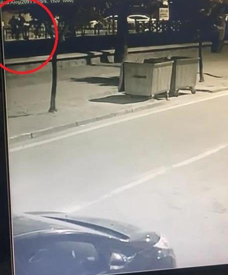 DİK DİK YÜRÜYORDU