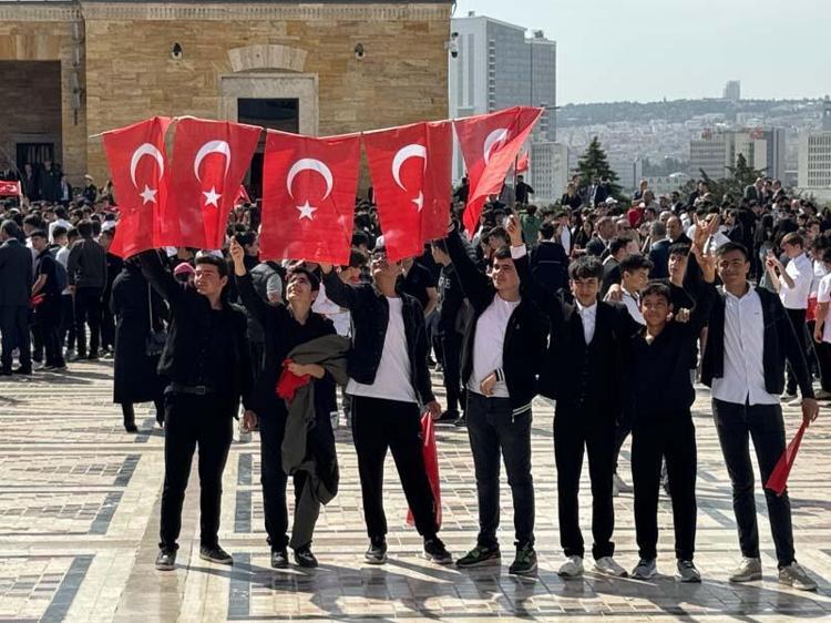 VATANDAŞLAR, ANITKABİRE AKIN ETTİ