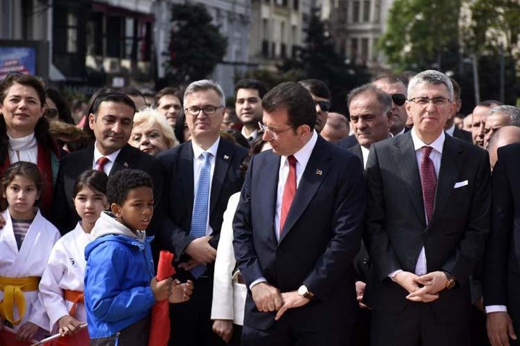 SİYASİ PARTİ VE STK TEMSİLCİLERİNDEN ÇELENK SUNUMU