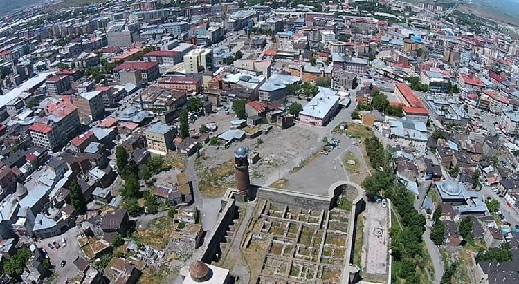 SIRADA PUŞKİN MÜZESİ VAR