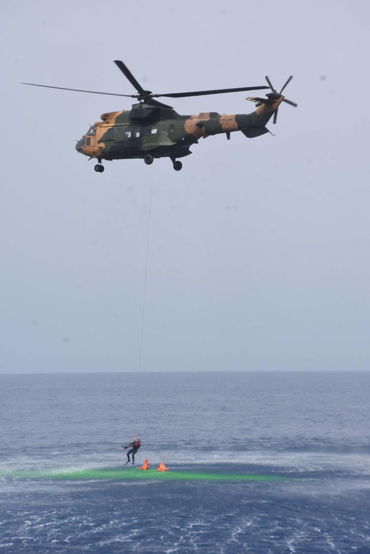 KAZAZEDELER YANAN YOLCU MOTORUNDAN KURTARILDI