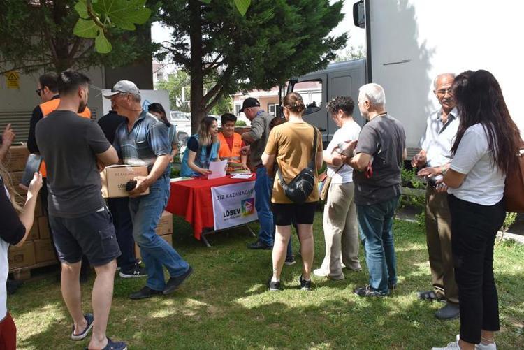 MUTLU BİR ÇOCUK OLARAK BÜYÜYOR