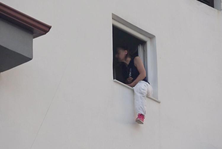 MOTORDAN BENZİN ÇEKMİŞ, ÇOCUKLARIN ÜZERİNE DÖKTÜ