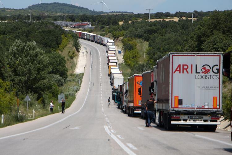 KUYRUKTA BEKLERKEN UYKU UYUYAMIYORUZ