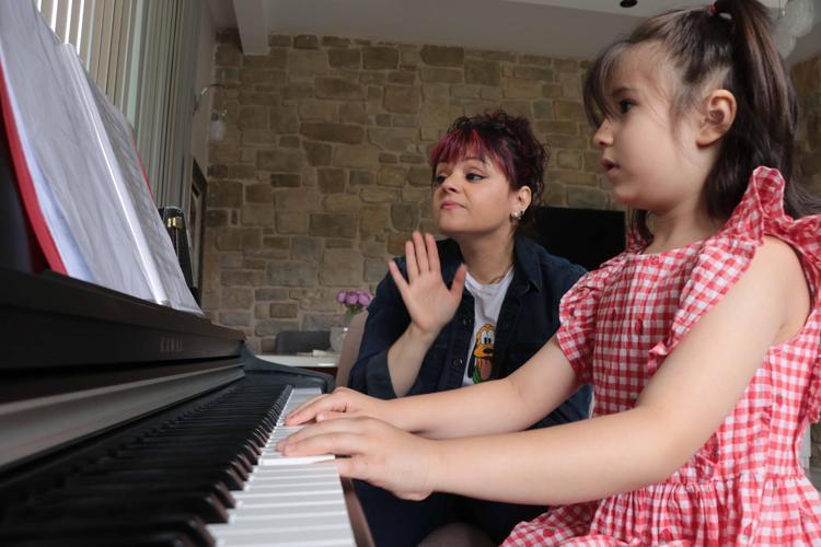 RENKLER HEM BANA HEM DE PİYANO TUŞLARINA YARDIMCI OLUYOR