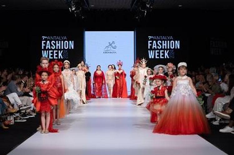 İKİNCİ GÜN DEFİLELERİ