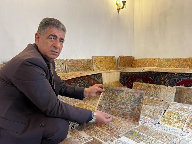 KADIN O ANKİ DUYGULARINI MOTİFLERE YANSITIYOR