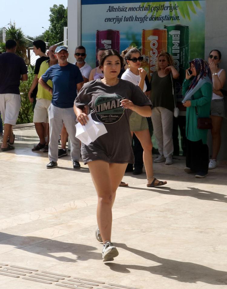 KİMLİK VE GİRİŞ BELGESİNİ KOŞARAK YETİŞTİRDİ