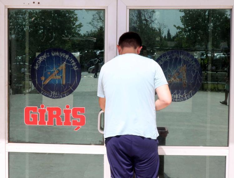 AİLELER DIŞARIDA BEKLEDİ