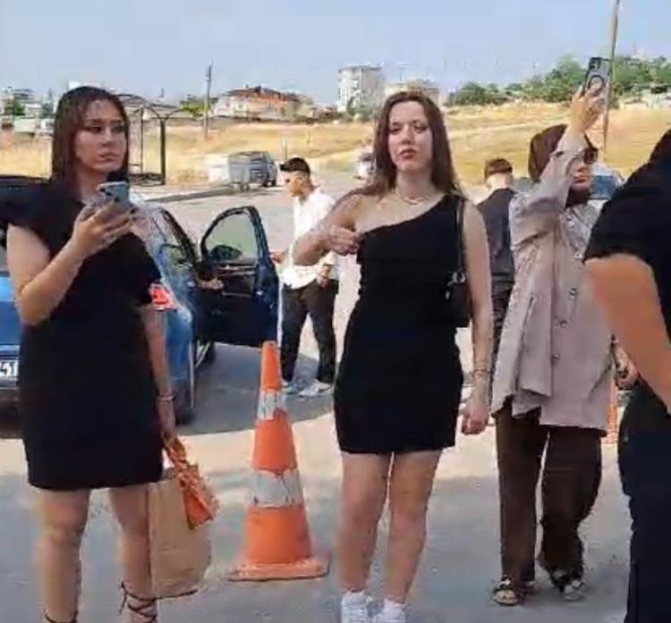 KADININ KIYAFETİ ÜZERİNDEN YÜRÜTÜLEN ANLAMSIZ TARTIŞMA VE UYGULAMALARA BİR YENİSİ DAHA EKLEMİŞTİR