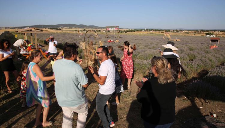 ‘LAVANTALARIN İÇERİSİNE GİRİNCE RUHUM DİNLENİYOR’