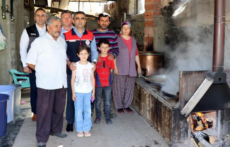 PEKMEZ YAPIMINI İZLEDİ