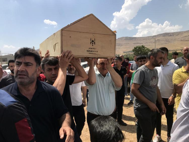 2 KIZ KARDEŞ YAN YANA, 8 AYLIK BEBEK ANNESİNİN KUCAĞINDA DEFNEDİLDİ