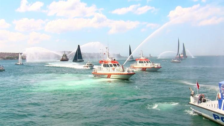 EN BÜYÜK TÜRK BAYRAĞI DENİZ YÜZEYİNE AÇILDI