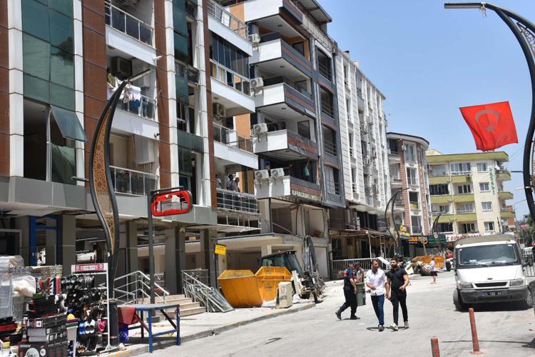 SOKAK KAPALI, ONARIM VE TEMİZLİK YAPILIYOR