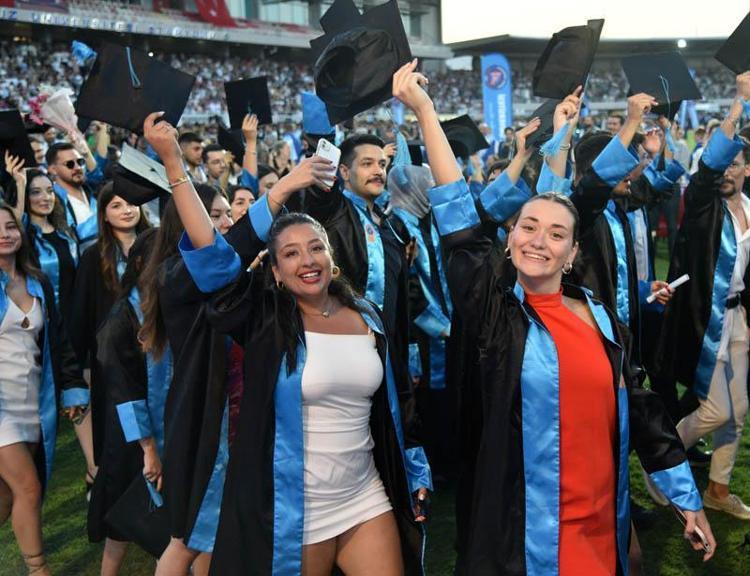 BAŞARILI ÖĞRENCİLER ÖDÜLLENDİRİLDİ