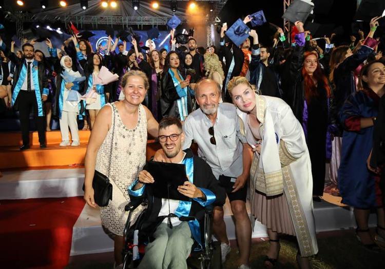 OĞLUNUN TEKERLEKLİ SANDALYESİNİ SÜRDÜ