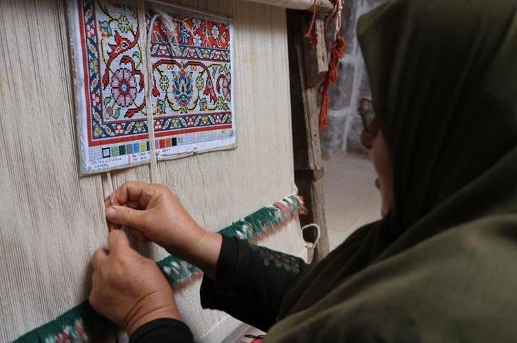 GENÇLERİMİZ HALI DOKUSUN