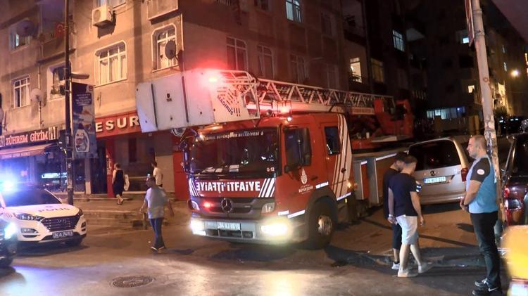 BİNADA OTURANLAR PANİKLE DIŞARI ÇIKTI