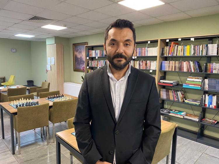 “MUTLAKA YABANCI DİL PROGRAMI OLAN BİR OKUL TERCİH ETMELERİ GEREKİYOR”