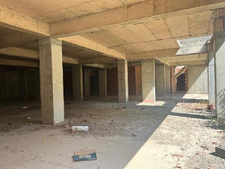 ASANSÖR BOŞLUĞUNA İTTİĞİ YASEMİN’İN ÜZERİNE MOLOZ ATMIŞLAR