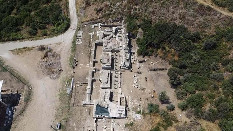 KAZILAR TİYATRO VE AGORADA DEVAM EDİYOR