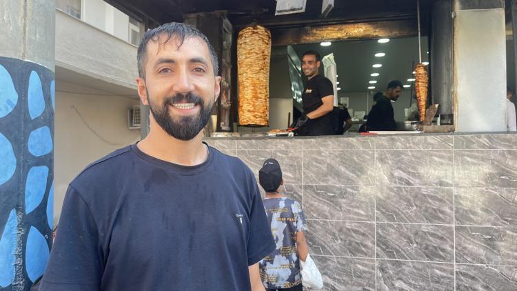 Döner ustası Taha Ali de günde 30 litreye kadar su içtiklerini belirterek, şöyle konuştu: