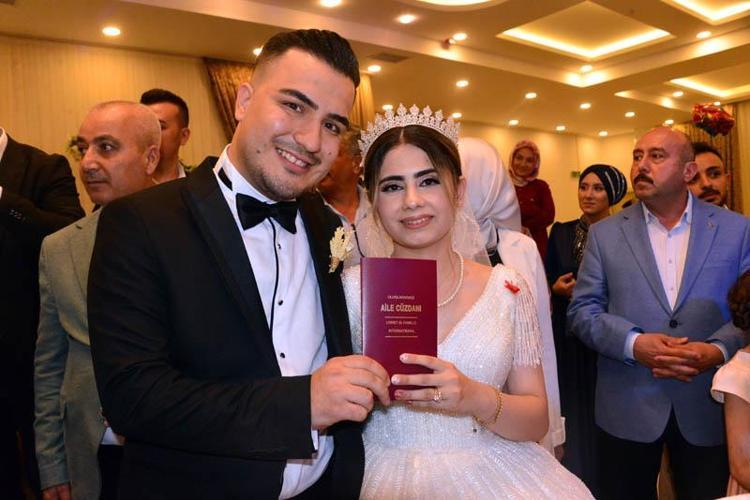 DÜĞÜN DAVETİYESİNİ ANNESİNİN MEZARINA BIRAKTI