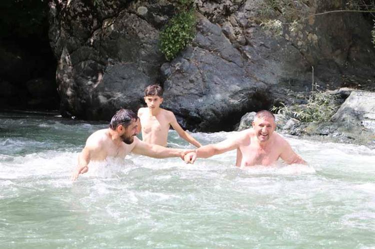 SOĞUK SUDA YÜZME AYRI BİR ZEVK