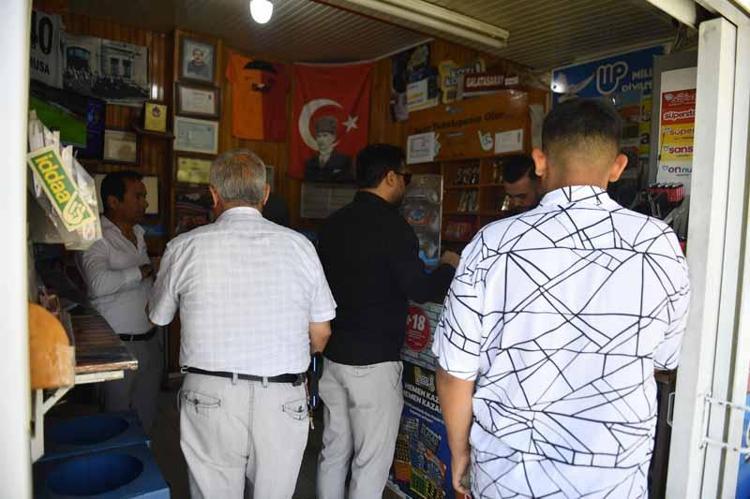 KAZANAN TALİHLİYİ MERAK EDENLER BAYİMİZE AKIN EDİYORLAR