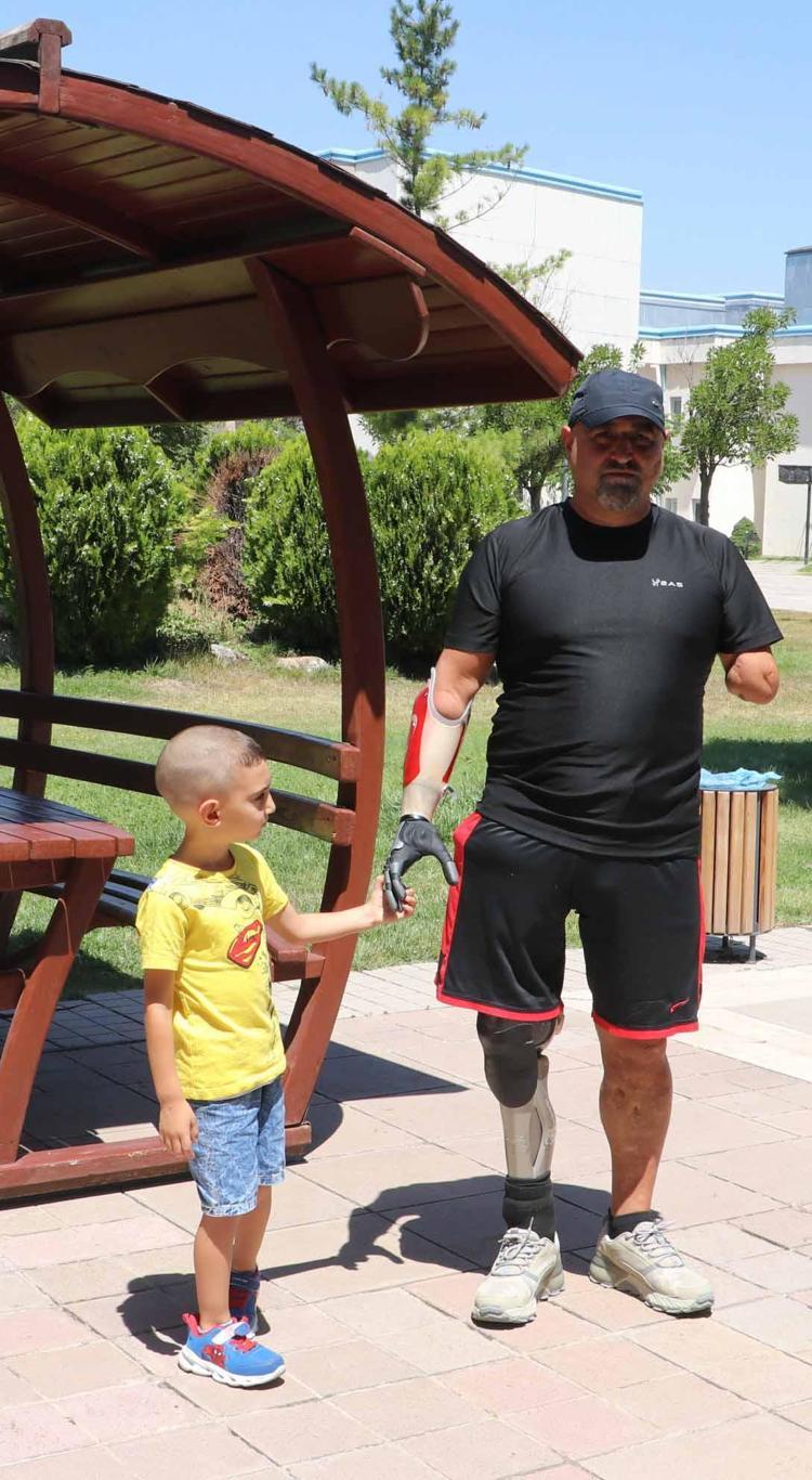 AYAĞA KALKMAYI BAŞARDIK