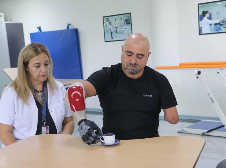 BİYONİK ELLERİN BİRÇOK FARKLI ÖZELLİĞİ VAR