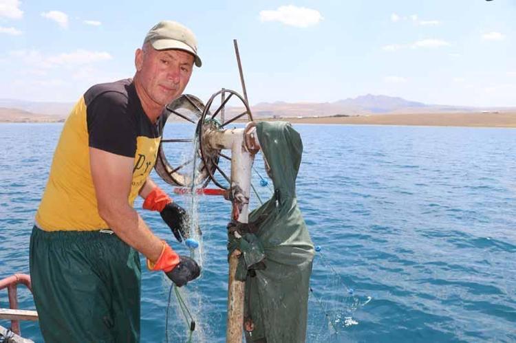 BALIKÇILIK YAPARAK 3 ÇOCUĞUNU OKUTUYOR