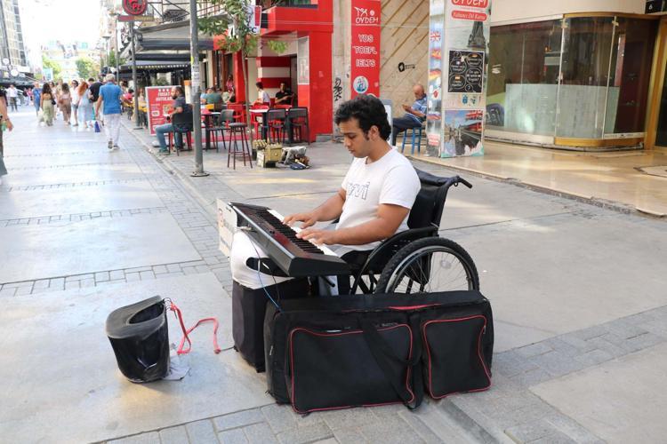 GÜLSİN ONAY’LA TANIŞIP, GÖSTERİ YAPTIM’