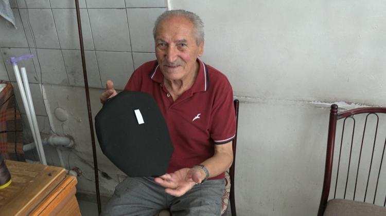 15 yıldır sekiz köşe şapka takan çiftçi Ahmet Bayrak (56), aile büyüklerinin de bu şekilde giyindiğini belirterek, şöyle konuştu: