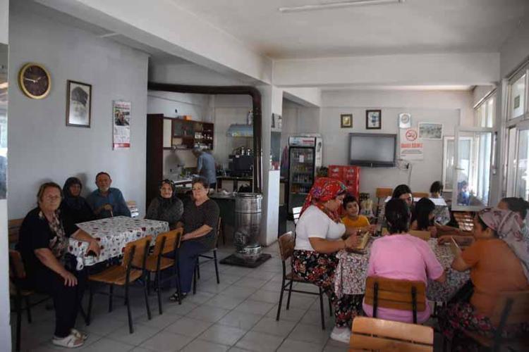 ÇAYIMIZI DA VERİYOR MUHTARLIĞIMIZI DA YÖNETİYOR