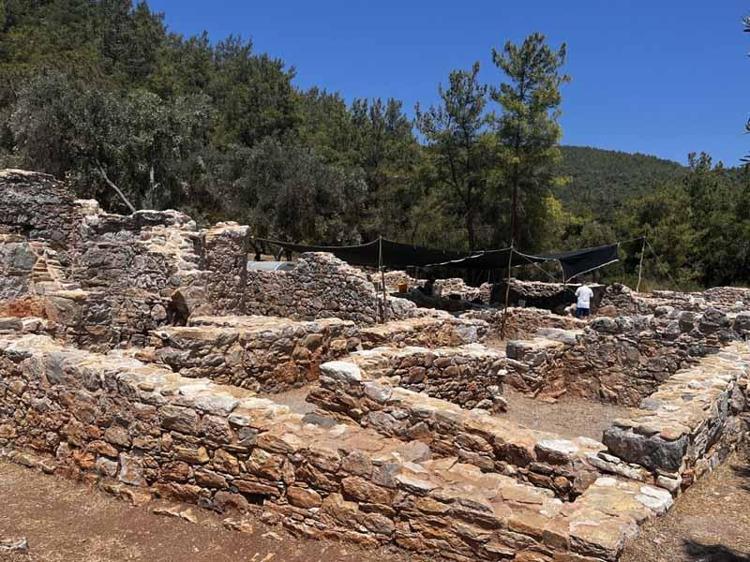 KENTTE ÜÇ KİLİSE BULUNUYOR VE KENT ÜÇ BÖLÜMDEN OLUŞUYOR