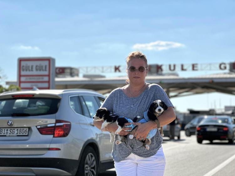 OTOMOBİLLE ALMANYAYA GÖTÜRDÜ