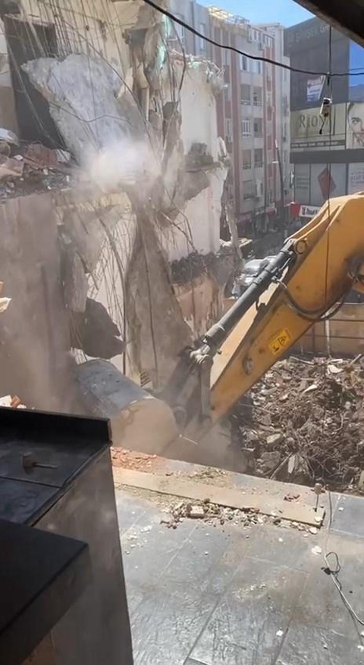 YIKIM SIRASINDA DUVARDA ÇÖKME OLDU