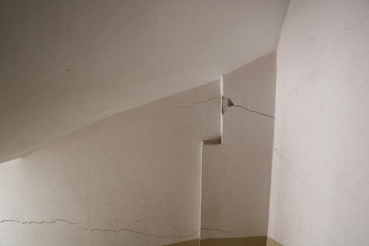 DEPREM YAŞADIK HİÇBİR ŞEKİLDE BİR DUVARIMIZ ÇATLAMADI