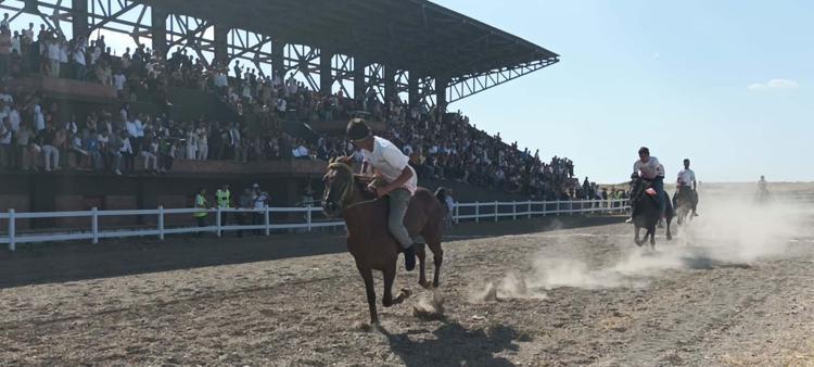 BİZE SÖYLEDİKLERİNİ DİNLEMEYE GELİYORUZ