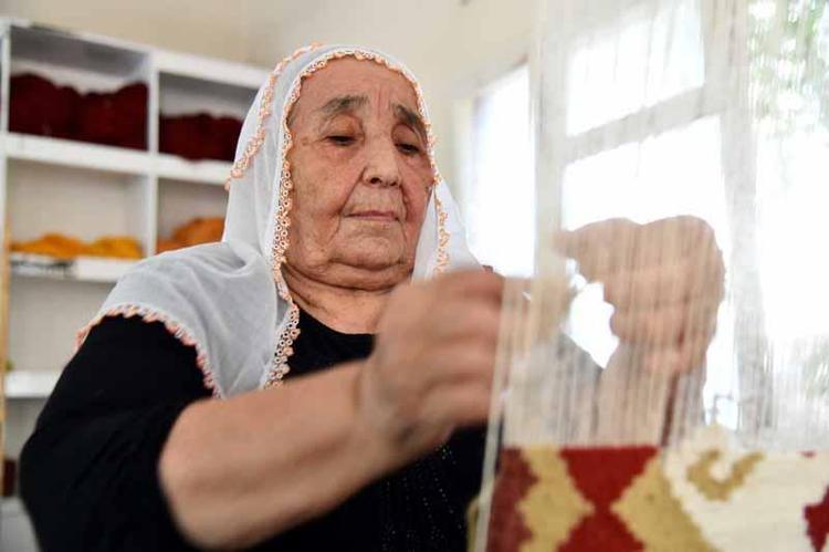KİLİM DOKUMAYI ÖĞRENEN BİR KİŞİ AİLESİNİ GEÇİNDİRİR