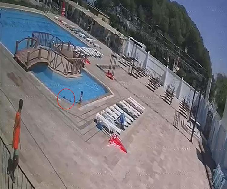 3 DAKİKA BOYUNCA SU ÜSTÜNDE HAREKETSİZ KALDI