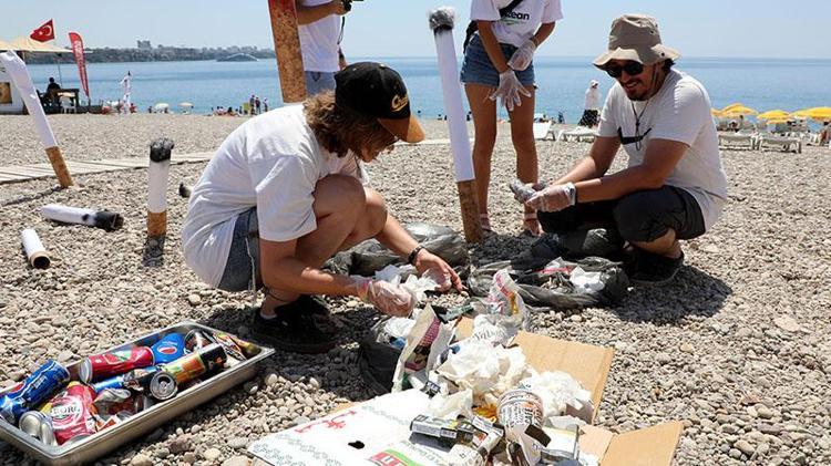 SAHİLLERİ TEMİZLEYİP, VATANDAŞI UYARIYORLAR